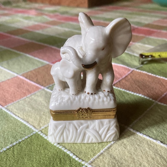 Lenox treasures Tender Hearts Elephant Box with matching golden charm - Picture 1 of 10